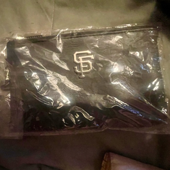 SF Giants Faux Leather Wristlet Clutch in Black MLB - Picture 1 of 1